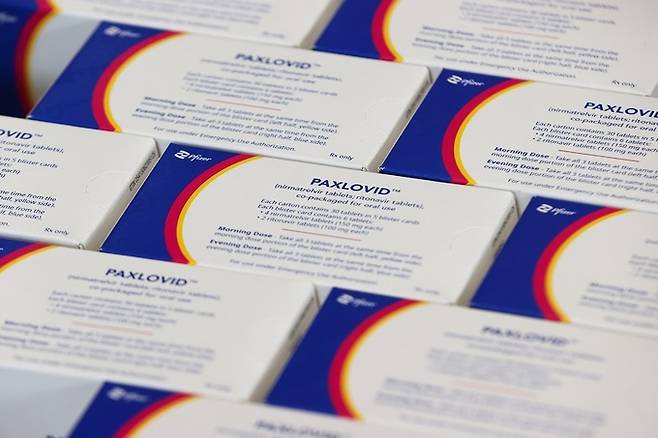 서울의 한 코로나19 경구 치료제 담당약국에 공급된 ‘팍스로비드’. 연합뉴스
