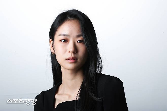 JTBC 드라마 ‘공작도시’에서 김이설역을 열연한 배우 이이담이 지난 14일 ‘스포츠경향’과 인터뷰에 앞서 포즈를 취하고 있다. 사진 정지윤 선임기자