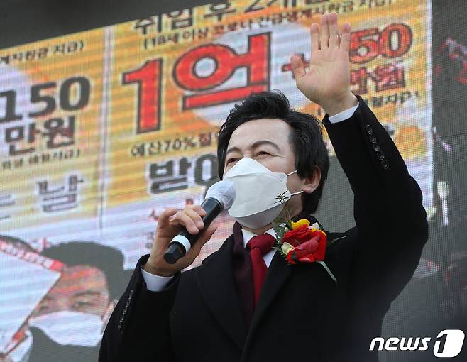 허경영 국가혁명당 대선 후보가 15일 오후 서울 여의도 국회 앞에서 열린 출정식에서 지지를 호소하고 있다. 2022.2.15/뉴스1 © News1 신웅수 기자