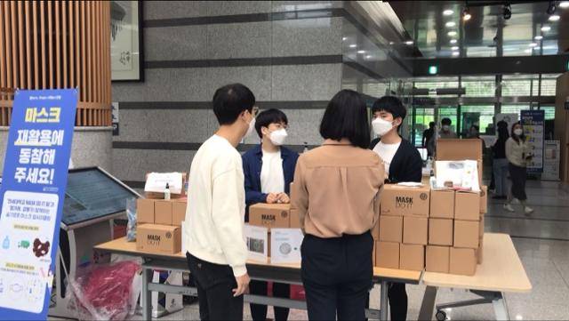 마스크두잇팀이 원주시청에서 폐마스크 수거 캠페인을 진행하고 있는 모습. 마스크두잇 제공