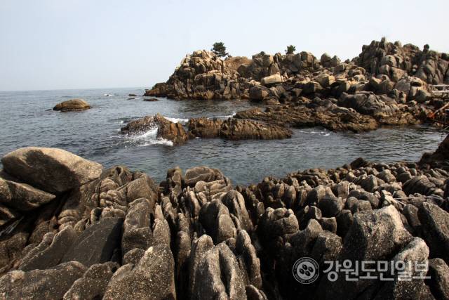 ▲ 방탄소년단(BTS)이 화보집 ‘2021 윈터 패키지’를 촬영한 장소인 고성 능파대는 자연이 만들어낸 예술작품이다.