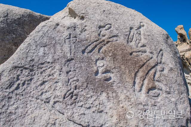 ▲ 방탄소년단(BTS)이 화보집 ‘2021 윈터 패키지’를 촬영한 장소인 고성 능파대는 자연이 만들어낸 예술작품이다. 암각문.