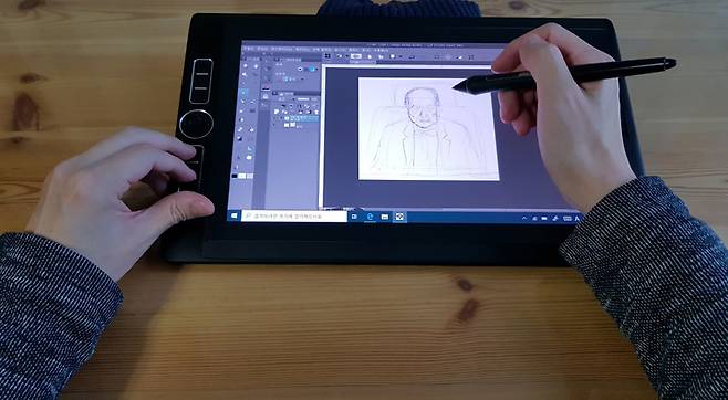 [서울=뉴시스] 장봉수 작가의 작업 모습 (사진=네이버웹툰 제공) 2022.02.18. photo@newsis.com *재판매 및 DB 금지