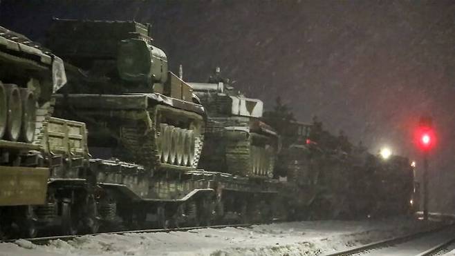 [사진] 지난 2월18일, 사격훈련을 마치고 전선으로 수송되는 러시아 탱크들. 러시아 국방부 공개/EPA