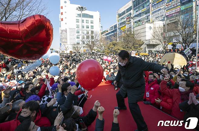 윤석열 국민의힘 대선 후보가 17일 오후 경기 성남시 분당구 야탑역 인근에서 열린 유세에서 유권자들의 지지를 호소하며 ‘어퍼컷 세리머니’를 하고 있다. 2022.2.17/뉴스1 © News1 구윤성 기자