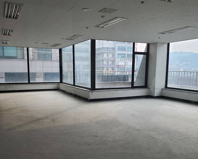 동두천에서 폐업한 사진관. 이 사진관은 100평대 규모였으나, 폐업신고를 하고 40평대 사진관으로 축소 이전했다./독자 제공