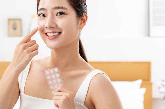 여드름 패치는 성분에 따라 붙이는 시기가 다르고, 노란 농이 있는 여드름은 패치를 붙였다고 안심하면 안 된다./사진=클립아트코리아