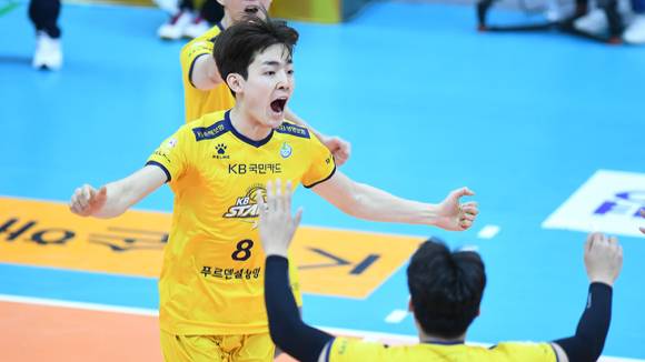 KB손해보험 센터 양희준이 V리그 신인상 경쟁에 지각변동을 일으켰다. [사진=한국배구연맹(KOVO)]