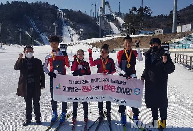 왼쪽부터 차재훈 강진군장애인체육회 상임부회장, 장주일, 김한나, 박영순, 최재형 선수, 윤병구 덕수학교 교감.[사진=덕수학교]