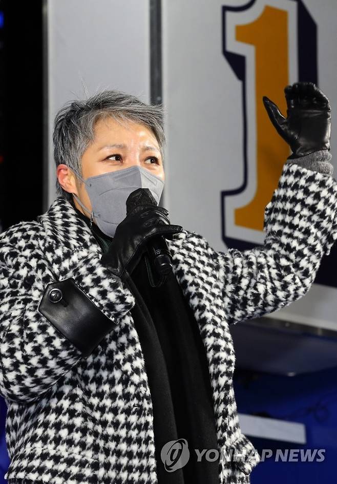 이재명 후보 찬조연설하는 가수 이은미 지난 16일 밤 서울 잠실 새내역에서 열린 더불어민주당 이재명 대선후보의 '서울 앞으로, 민생 제대로' 집중유세에서 가수 이은미 씨가 찬조연설을 하고 있다. [국회사진기자단]