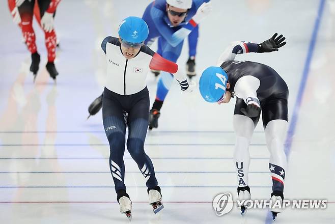 [올림픽] 결승선 들어오는 이승훈 (베이징=연합뉴스) 홍해인 기자 = 이승훈이 19일 중국 베이징 국립 스피드스케이팅 경기장(오벌)에서 열린 2022 베이징 동계올림픽 스피드스케이팅 남자 매스스타트 결승에서 3위로 결승선을 통과하고 있다. 오른쪽이 미국의 맨티아. 2022.2.19 hihong@yna.co.kr