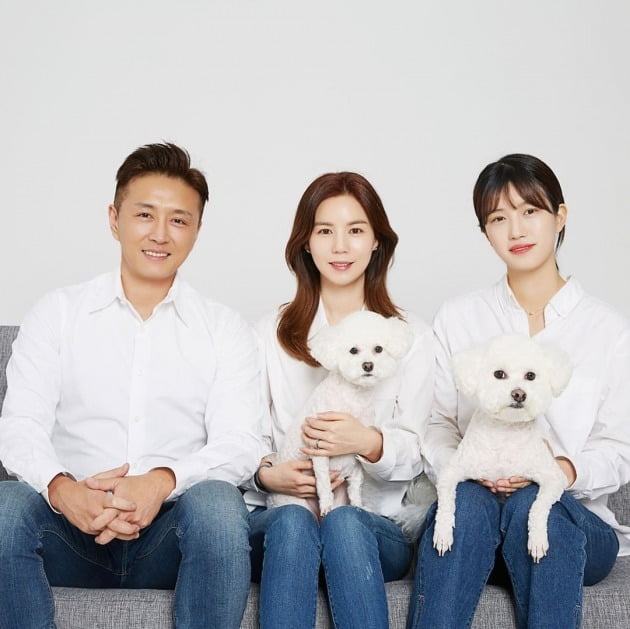 Actors Park Si-eun and Jin Tae-hyun announced the good news after eight years of marriage: they passed on the pregnancy again after overcoming the pain of two miscarriages.Netizens are pouring into the couple who will soon be in their arms after the adopted college student daughter.Park Si-eun announced the news of the pregnancy on his 21st day, saying, We have good news for Family.We have one more Family in our family, and we are very pleased that we have been waiting for all three of our families to come and have a new life, Park Si-eun said.I have been suffering from morning sickness since early January, but I am grateful for it, and I have been in a stable period for 12 weeks, he said. Thank you all for always responding to me.I will also be able to respond with the same mind. Park Si-eun also added the hashtags: Gods Gift, thanks god, welcom, Welcome Away and Lets get along healthy.Jin Tae-hyun also said, In 2021, our couple had two miscarriages, it was so hard as the sky collapsed.But I came to another natural miracle last December, said Park Si-euns pregnancy. I am now in a stable period and my mother and fetus are healthy.We came here for the first time, and it was a hard journey as if time had stopped all winter. I am always okay even if my healthy wifes results are not good in the future, so please let me finish this time. I will give everything to me and help you complete.My wife, my college daughter, my companion, Family Thor, Mir, now one more, he wrote.Park Si-eun and Jin Tae-hyun started their relationship with SBS drama Squash Flower Genuine in 2010; the two marriaged in 2015 after five years of dating.In the meantime, the couple used to broadcast their efforts to have a second generation.At the time of appearing on SBS entertainment Dongsangmong 2 in 2020, the couple showed a look for a bottle to prepare for the pregnancy.Jin Tae-hyun was relieved to receive the result that all levels were normal, followed by the amount of sperm being 7.6 times the standard, and Park Si-eun was also pleased with the diagnosis that he could get 12 pregnancy opportunities a year.The uterus is not particularly bumpy and smooth at first glance, said a doctor who was looking at the uterine ultrasound at the time. We also tested the ovarian age.It means that the probability of ovulation is low, but it should not be taken as an absolute figure. It is better to think that you should do a little more aggressive pregnancy. The two later reported on the news of the two pregnancy, but both had to suffer the sadness of miscarriage.During Park Si-euns second legacy, Jin Tae-hyun tweeted on Instagram: It made me realize that the importance of life and all life are great.The heartbeat pause has also destroyed our precious opportunity, which no one knows.We have stopped everything for a while because of the loss and despair of two pains in five months. The third child came to the couple, and Park Si-eun is now in a stable.The news of the couples pregnancy was even more significant because of the heartfelt and love they showed to their first child; the couple adopted their college daughter in 2019.I adopted Miss Davida, who met at Childcare One, a honeymoon destination, and made a parent-child kite.The two said, I came to the point where I wanted to be a force for Se-yeon, and I thought how I could be a family to this child when this child really had to stand alone.But there is only one way to be a family that we can be a mother and a father. In the meantime, the three people showed a harmonious and smooth family through Instagram and broadcasting, and they showed warmth.Ms. Davida also said publicly that she had adopted the adoption, saying, I knew all the people around me because I was a knight.I do not have to explain it at all, so it is so comfortable. Park Si-eun said, I always say, but I am grateful that we have got such a beautiful big daughter rather than mother and father doing big things.The couple is constantly doing things that are good examples of society by donating and participating in bazaar campaigns.The couple are acting as ambassadors for domestic childrens ties, and Jin Tae-hyun also donated donations by donating riding.Now, the three families, two dogs, and five families have a sixth family.A couple who desperately wanted a pregnancy and did not give up hope even though they suffered the pain of heritage twice.This Family, which showed what a true family is beyond the prejudice of Traditional Family Composition One.The news that the new Family is met is why netizens are also congratulated.
