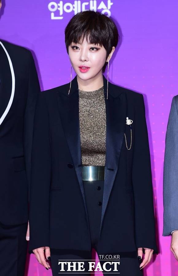 가수 나르샤가 현 소속사 스타잇엔터테인먼트와 재계약을 체결했다. /더팩트 DB