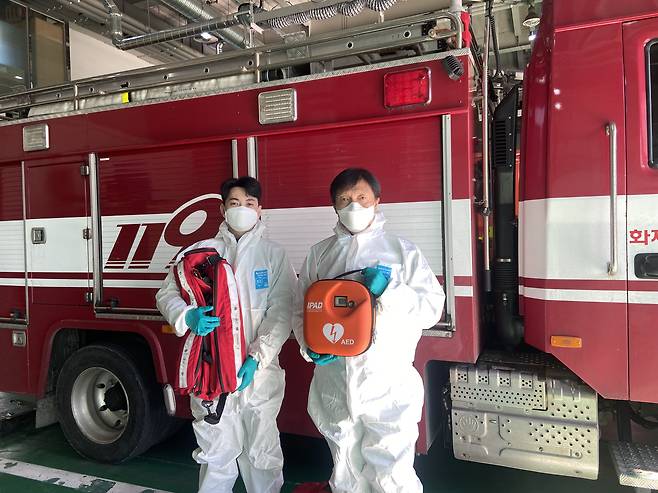 서대문소방서 소속 장세진(왼쪽), 이근세 대원이 '펌퓰런스' 앞에서 포즈를 취하고 있다. '펌퓰런스'는 소방펌프차에 자동심장충격기 등 구급 장비가 갖춰져 있고 응급구조사 자격증을 보유한 소방관이 타고 있어 구급차를 대신해 응급 환자 구조가 가능하다. /서울시