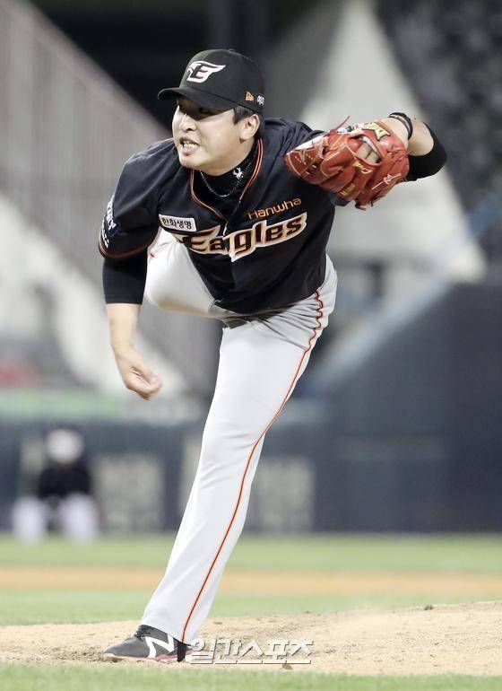 2021프로야구 KBO리그 LG트윈스와 한화이글스의 더블헤더 2차전 경기가 5월 9일 오후 서울 잠실야구장에서 열렸다. 7회말 한화 강재민이 구원등판해 공을 던지고 있다. 잠실=김민규 기자 kim.mingyu@joongang.co.kr