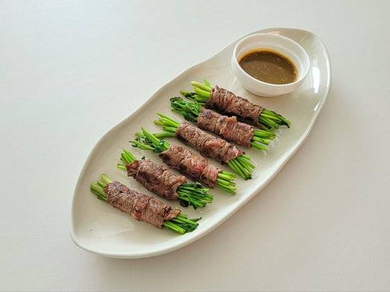 고소한 고기와 향긋한 미나리로 만든 소고기 미나리 말이. 사진 신혜원