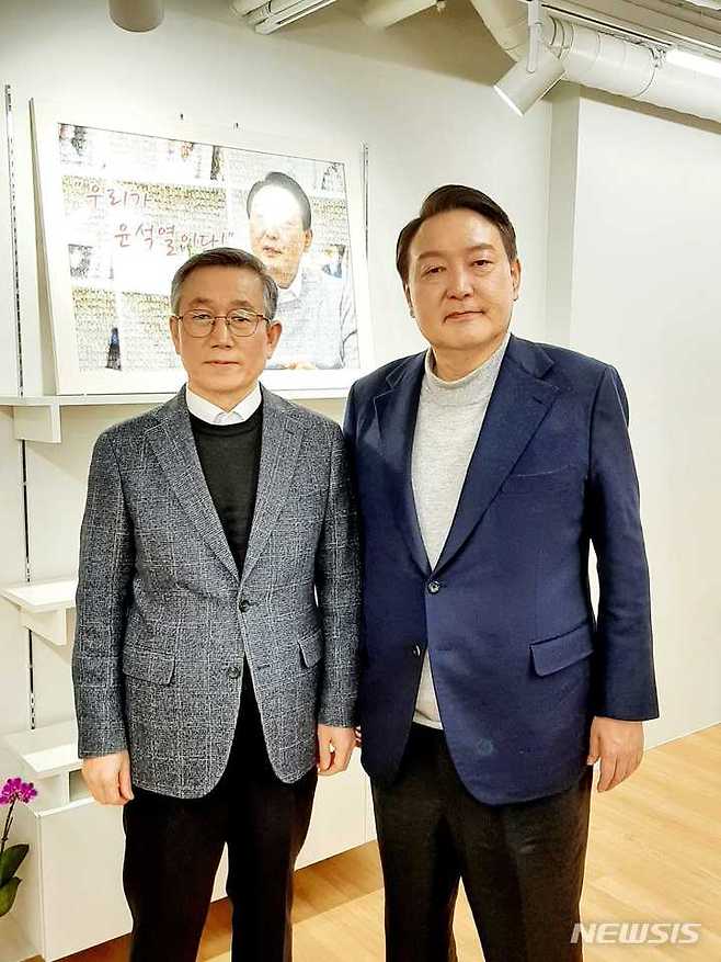 [서울=뉴시스] 이낙연 더불어민주당 총괄선대위원장이 국무총리 시절 비서실장을 지낸 정운현씨(왼쪽)가 21일 윤석열 국민의힘 대통령후보 지지를 밝혔다. (사진=정운현씨 페이스북) 2022.02.21. photo@newsis.com