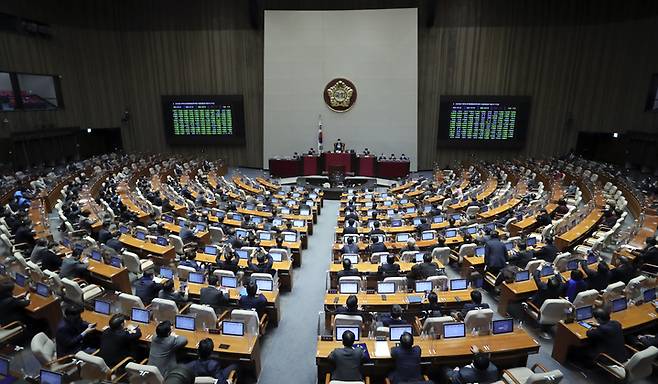 [서울=뉴시스] 최진석 기자 =  코로나 피해지원 관련 16.9조 규모의 내용이 담긴 2022년도 제1회 추가경정예산안 수정안이 21일 서울 여의도 국회에서 열린 제393회국회(임시회) 제3차 본회의에서 가결되고 있다.  2022.02.21. myjs@newsis.com