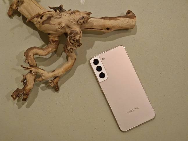 갤럭시S22 플러스./사진=백유진 기자 byj@