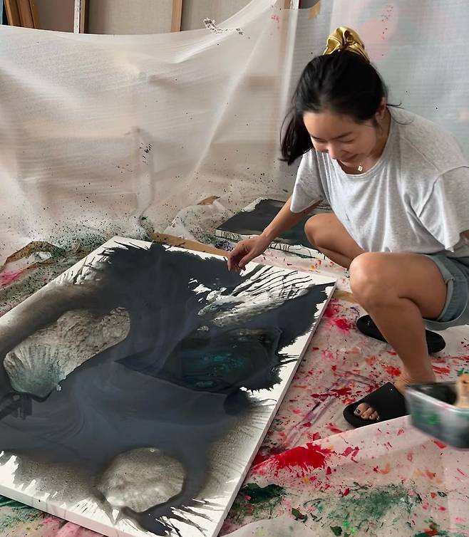 Actor and painter Lee Hye-Yeong has been telling recent news for a long time.On the 22nd, Lee Hye-Yeong posted several photos on SNS saying, #WIP # Working room is working.Lee Hye-Yeong in the photo shows a picture work at a house in Hannam-dong, Seoul.In particular, Lee Hye-Yeong is working on comfortable T-shirts and shorts slippers, and he is smiling brightly as if he likes the work he has worked on.On the other hand, Lee Hye-Yeong appeared as a host on MBN Doll Singles and Doll Singles 2.