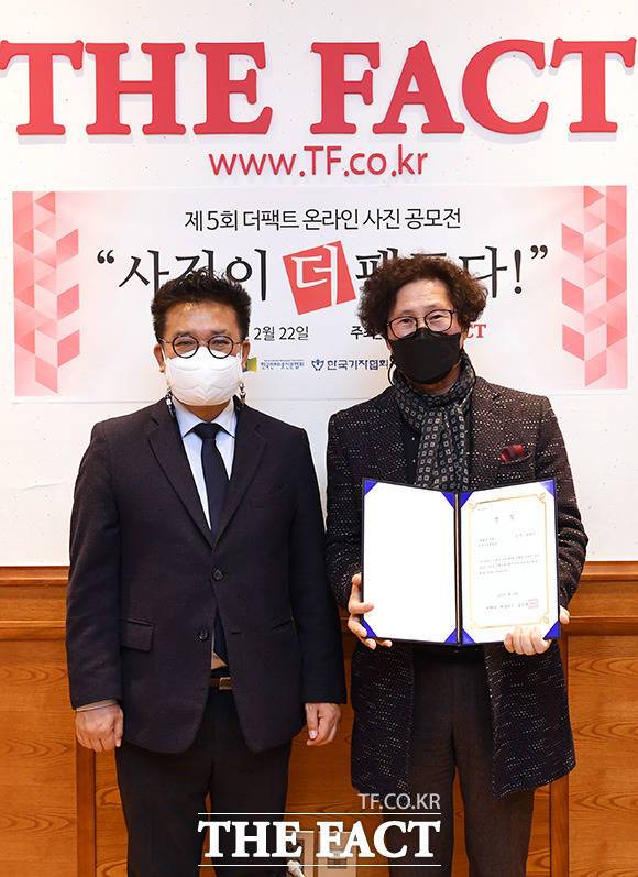 제5회 더팩트 온라인 사진 공모전 "사진이 '더' 팩트다!" 시상식이 22일 오후 서울 마포구 더팩트 사옥에서 열린 가운데 한국기자협회 특별상을 수상한 유훈근 씨(오른쪽)가 김동훈 한국기자협회장과 기념촬영을 하고 있다. /남용희 기자