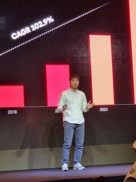 원지현 왓챠 COO가 발표하고 있는 모습