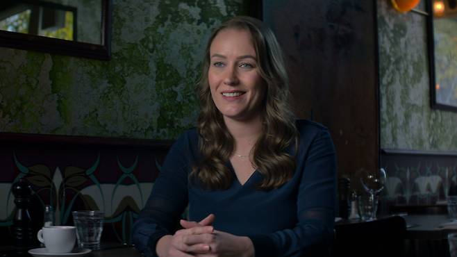 VG 기사를 보고 자신의 남자친구가 희대의 사기꾼이란 걸 안 뒤 소름이 끼쳤다는 아일린. /넷플릭스