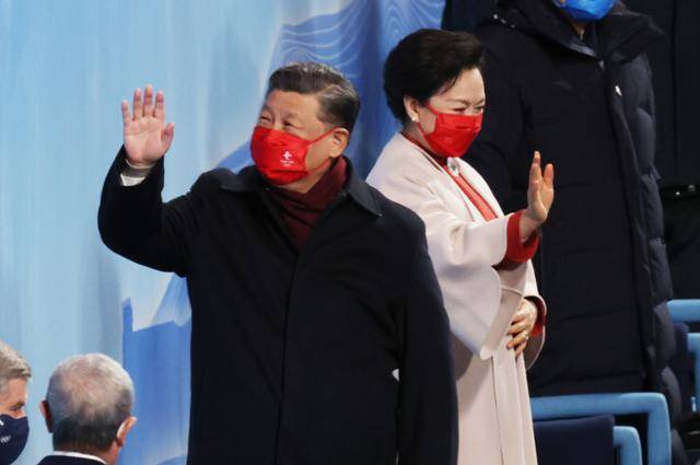 20일 오후 중국 베이징 국립 경기장에서 열린 2022 베이징 동계올림픽 폐막식에서 시진핑 중국 국가주석이 입장하며 손을 흔들고 있다. 베이징=뉴시스