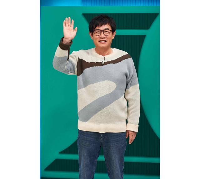 The comedian Lee Kyung-kyu has revealed that his only daughter Lee Ye Rim and son-in-law Kim Young-chan will also appear in family mate.Lee Ye Rim tied the knot with soccer player Kim Yeong-chan in December last year.Family mate is a program that is based on brothers and sisters calling each other Family mate these days.It is a new concept observation entertainment that shows the daily life of my family, even if I like it and I do not like it.Due to the popularity of Chuseok special pilot broadcasting, regular programming was confirmed.Lee Kyung-kyu said, I have many brothers. I have two sons and two daughters.When I first started family mate, Kim Jung-Eun came out with my sister.I am sorry that I only eat it because I am in the studio, so I persuaded my daughter and Kim Young-chan. He said: I just went to Changwon Station and filmed.I asked for a show at other broadcasting stations, but I decided to cut it all and MBC only. I went to the honeymoon house of Yelim and my son-in-law Kim Young-chan and filmed it.Im thinking of showing a variety of new Family registers, PD liked it, he added.Lee Kyung-won, PD, responded, You can expect another image of the godfather. In front of your son-in-law, another Lee Kyung-kyu appeared.Lee Kyung-kyu then said: I intend to bring in Yerims father-in-law, mother-in-law, all of them; I have an idea.I will bring all my relatives in, he said, emphasizing that he will do his best to win the family mate.