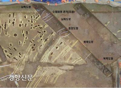 몽촌토성에는 한성백제가 조성한 도로를 고구려와 통일신라가 증 개축해서 사용한 흔적이 보였다. 특히 통일신라시대에 조성된 도로에는 수레바퀴 자국이 보였다.|한성백제박물관 제공