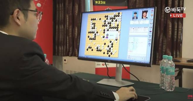 중국측 VAR 화면(2). 미위팅은 초읽기 8을 센 이후 아래쪽 단수를 맞은 백 2점을 나가려고 클릭을 했으나 착점이 되지 않았고 화면에 시간패했다고 자막이 떴다.[바둑TV 유투브 캡처]