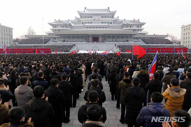 [평양=AP/뉴시스] 5일 북한 평양의 김일성광장에서 조선노동당 중앙위원회 제8기 제4차 전원회의 결정의 철저한 이행을 다짐하는 궐기대회가 열리고 있다. 2022.01.06.