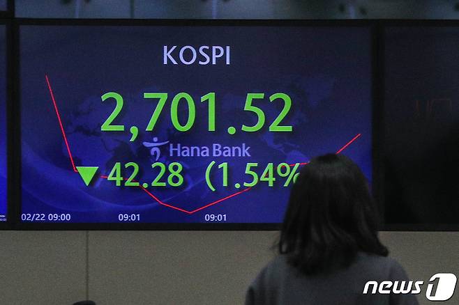 블라디미르 푸틴 러시아 대통령이 러시아 평화유지군의 우크라이나 동부 돈바스 지역 진입을 명령한 지난 22일 서울 중구 하나은행 명동점 딜링룸에서 직원들이 업무를 보고 있다. /뉴스1 © News1 성동훈 기자