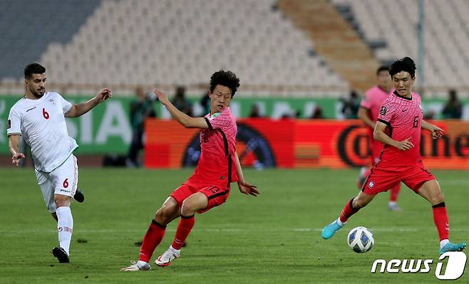 한국을 상대하는 에자톨라히(왼쪽) © AFP=뉴스1
