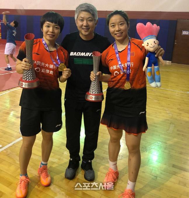 중국 배드민턴 여자복식 간판스타 첸칭천(왼쪽)-지아위판이 강경진 전담코치와 포즈를 취하고 있다. 강경진 코치 제공