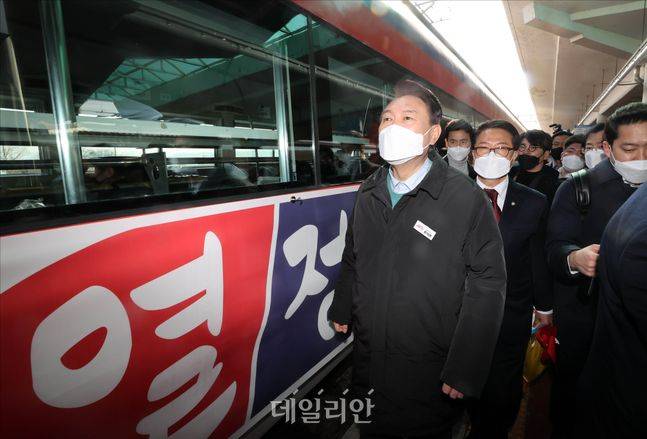 국민의힘 윤석열 후보가 지난 12일 자신의 지역발전 정책공약 홍보를 위한 4량짜리 전세 무궁화호 '윤석열차'에 탑승하려 하고 있다. ⓒ데일리안 홍금표 기자