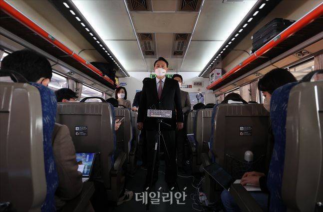 국민의힘 윤석열 후보가 지난 12일 '윤석열차' 내에서 대선후보 열차내 기자간담회를 갖고 있다. ⓒ데일리안 홍금표 기자