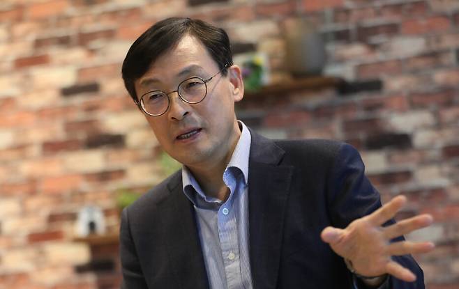 이호승 청와대 정책실장이 18일 오후 서울 종로구 청와대 사랑채에서 <한겨레>와 인터뷰하고 있다. 김태형 기자 xogud555@hani.co.kr