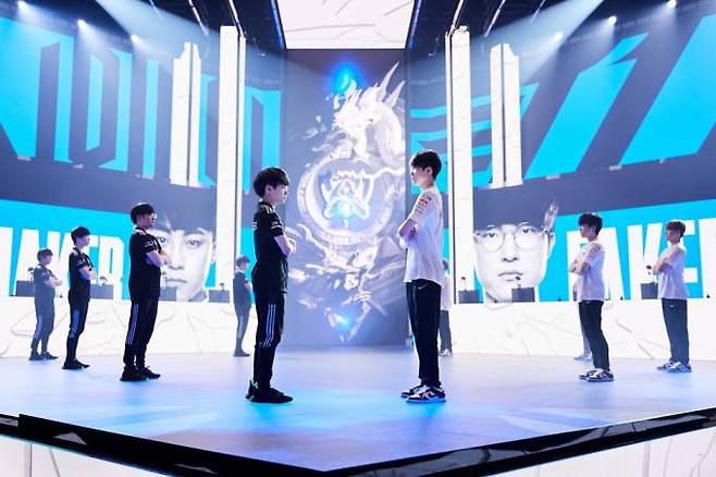 2021 롤드컵 당시 담원 기아(왼쪽) 선수단과 T1 선수단.&nbsp; &nbsp;라이엇 게임즈