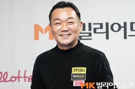 사투리를 쓰는 해설로 큰 화제를 일으킨 MBC스포츠플러스 김현석 해설위원을 서울 석관동 MK빌리어드뉴스에서 만났다. 인터뷰 후 밝은 표정으로 포즈를 취하는 김현석 위원.