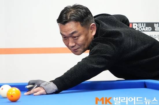 스트로크 자세를 취하는 김위원. 김위원은 인터뷰를 마친 후 당구팬을 위해 ‘역회전’을 이용한 몇가지 샷도 선보였다.