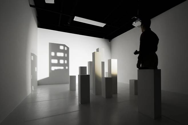 국내를 대표하는 미디어 아티스트 세 사람이 꿈을 주제로 저마다의 이야기를 풀어냈다. 미디어아트 전시 ‘더 컬러 스팟(The Color Spot) : 꿈속의 자연’에 참여한 문준용 작가는 ‘나의 그림자’ 공간에 그의 대표작인 ‘헬로 섀도!(Hello Shadow!)’를 선보였다. 기술로 구현하면서도 따뜻한 감성을 담은 스토리텔링이 인상적이다. [훌리악 제공]