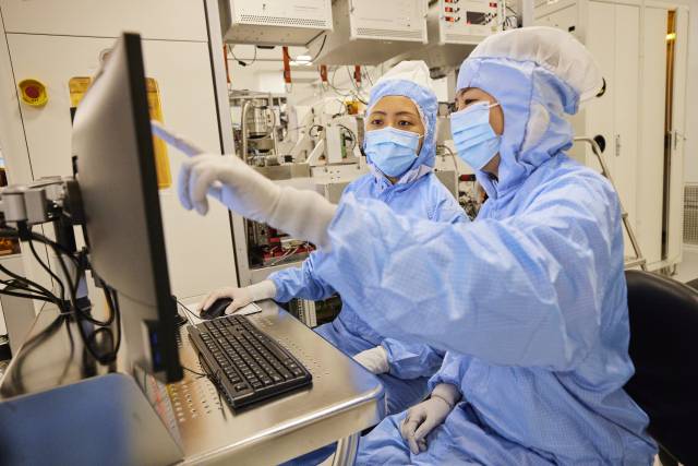 ASML 실리콘밸리 R&D센터에서 직원들이 작업을 수행하고 있다. 사진 제공=ASML