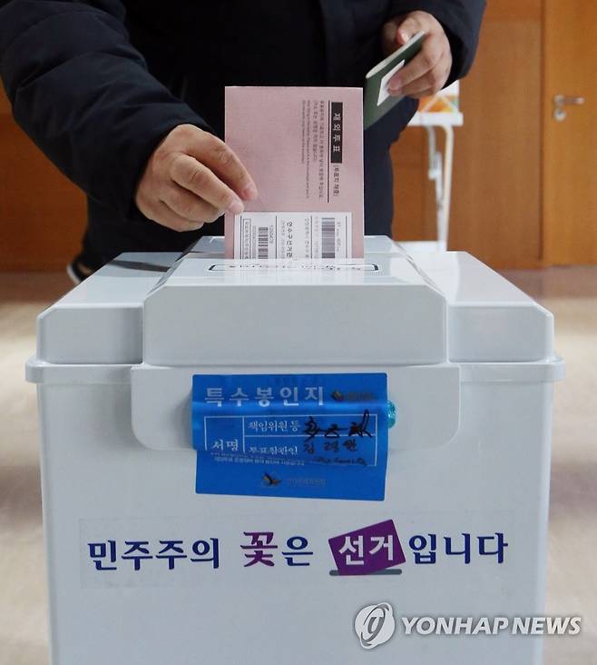 소중한 한 표 (베이징=연합뉴스) 김진방 특파원 = 제20대 대통령 선거 재외투표 첫날인 23일 중국 베이징 주중대사관에 설치된 투표소에서 한 교민이 투표지를 투표함에 넣고 있다. 2022.2.23 chinakim@yna.co.kr