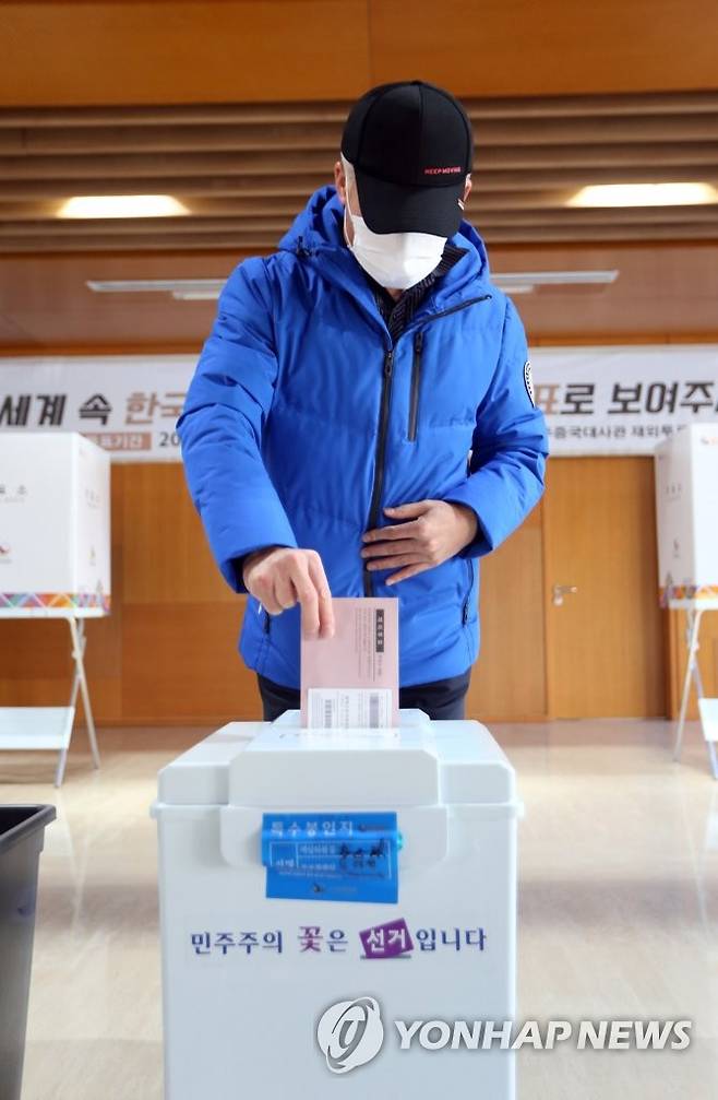 재외 투표하는 베이징 교민 (베이징=연합뉴스) 김진방 특파원 = 제20대 대통령 선거 재외투표 첫날인 23일 중국 베이징 주중대사관에 설치된 투표소에서 한 교민이 투표지를 투표함에 넣고 있다. 2022.2.23 chinakim@yna.co.kr