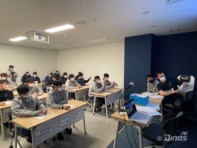 NC 드류 루친스키가 2022 스프링캠프 기간 중 ‘루친스키가 피칭을 말하다’ 강의를 열고 투수들과 논의하고 있다. | NC 다이노스 제공