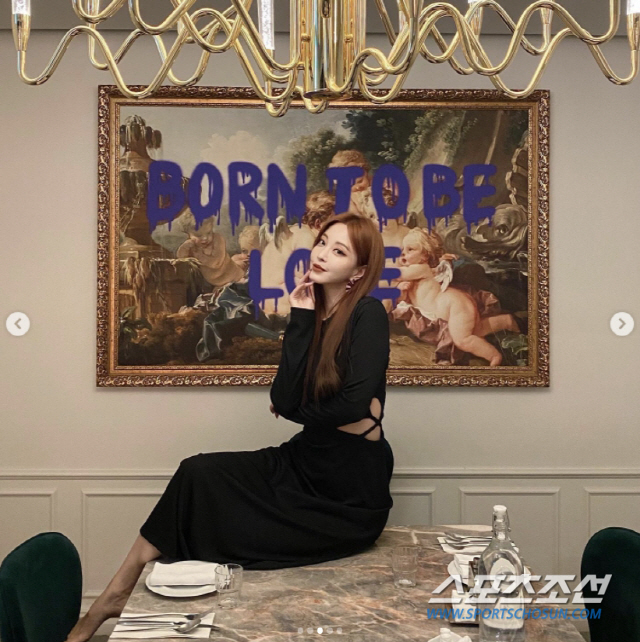 Han Ye-seul was placed on the board with an over-the-top photoshoot, as he lay down on the table at the restaurant he was operating in.Han Ye-seul recently told his Insta: Good to get to the appointment place early. #InfinitePhototime.(This lip color is a mixture of # vintagereader # toffenuts, Ive tried it, and posted several photos.In terms of photo description, the place is not a photo shoot but a normal place.If you take a picture like this at a restaurant that is actually operating, it is a controversial point.It is also a disrespect for those who will meet with Han Ye-seul, and it is pointed out that people who use this place may feel uncomfortable if they later learned this fact.There is an opinion that it is an act that can cause controversy as a public official enough in public morality.The comments are also cold.Of course, Han Ye-seul fans called Beauty is Art continued to be popular, and there was a playful reaction that Mom should not go to the table, sister  , but I go to the table for a meal and take a picture Do you not understand me?And so on.On the other hand, Han Ye-seul recently released his latest YouTube channel Han Ye-seul is through a video titled Small Happiness.In the clip, Han Ye-seul said, Do you know when I am the happiest?When I go to a delicious dessert cafe and eat it with Netflix, I go to a delicious dessert cafe, relax in bed and play my favorite game, and comfort with my boyfriend even if I do not do anything special. Is happiness really good? If I am happy at this moment, it is happiness. Today I have taken the time to enjoy those happy moments.If you are with our pretty people, it will be a more meaningful and meaningful time. Please share the happiness of Haru with me. 