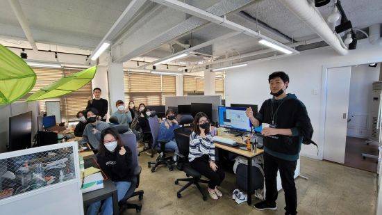 박경훈 붐코커뮤니케이션 대표(오른쪽)가 직원들과 기념사진을 촬영하고 있다.