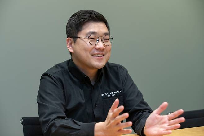 김부기 스탠다드에너지 대표는 바나듐 이온 배터리를 단순 기술에서 '산업'으로 키우고 싶다는 포부를 보였다. 투자를 유치하는 기준도 이와 연결된다. 함께 하는 투자자는 경영에 간섭하는 불편한 존재가 아닌, 산업을 키우는 우군이 될 수 있다는 것이다. 약 2년간 협업을 이어온 롯데케미칼의 지분 투자 역시 이같은 시각에서 결정됐다./박상훈 기자