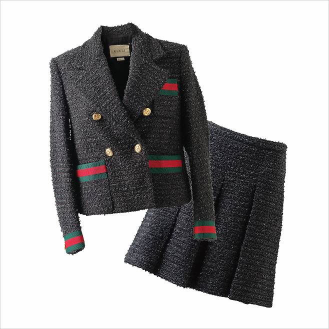 웹 디테일이 돋보이는 트위드 재킷은 3백60만원, 미니스커트는 1백78만원, 모두 Gucci.